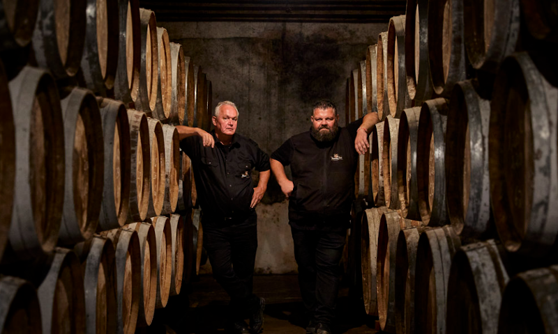 Grand Prestige brouwers Gerard en Micha van Hertog Jan tussen houten vaten